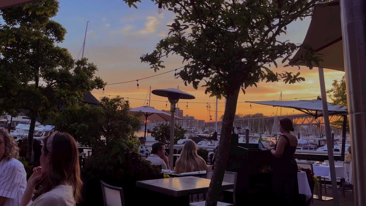 Pôr do sol na marina de Vancouver, visto de um restaurante